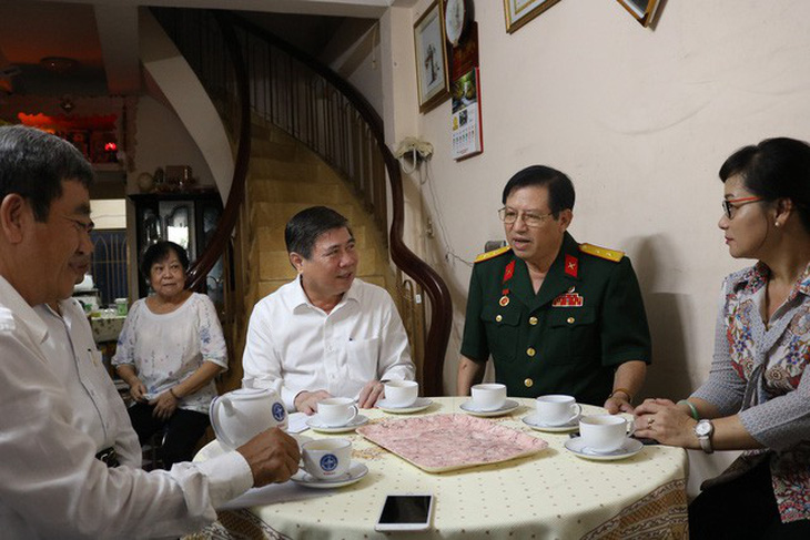 Chủ tịch Nguyễn Thành Phong thăm gia đình chính sách TP.HCM - Ảnh 3.