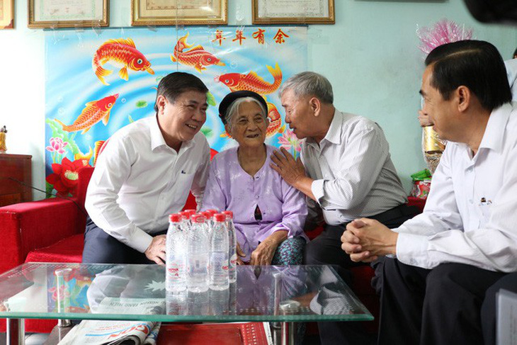 Chủ tịch Nguyễn Thành Phong thăm gia đình chính sách TP.HCM - Ảnh 4.