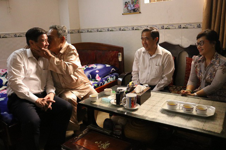 Chủ tịch Nguyễn Thành Phong thăm gia đình chính sách TP.HCM - Ảnh 6.