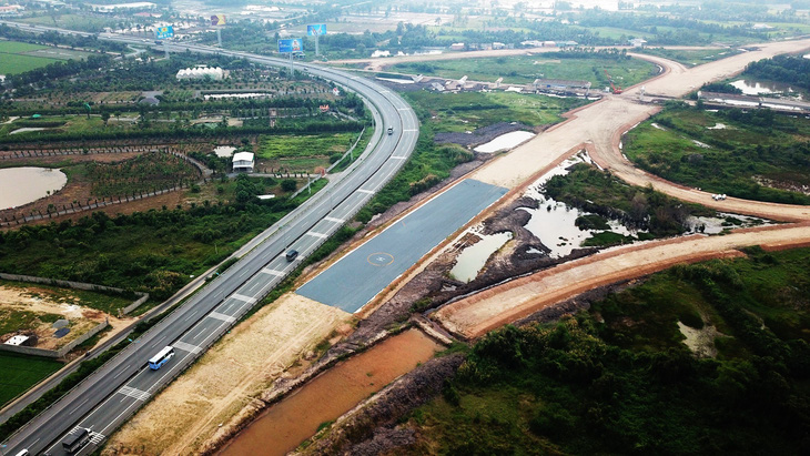 Cao tốc vừa sống lại nay có nguy cơ chết vì hết tiền - Ảnh 1.