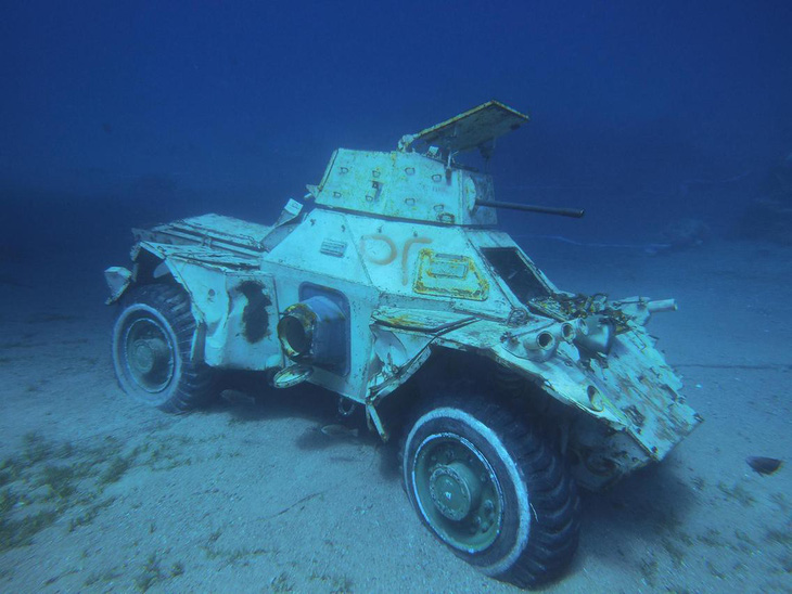 Nhận chìm xe tăng, trực thăng chiến đấu... xuống biển để mở bảo tàng - Ảnh 3.