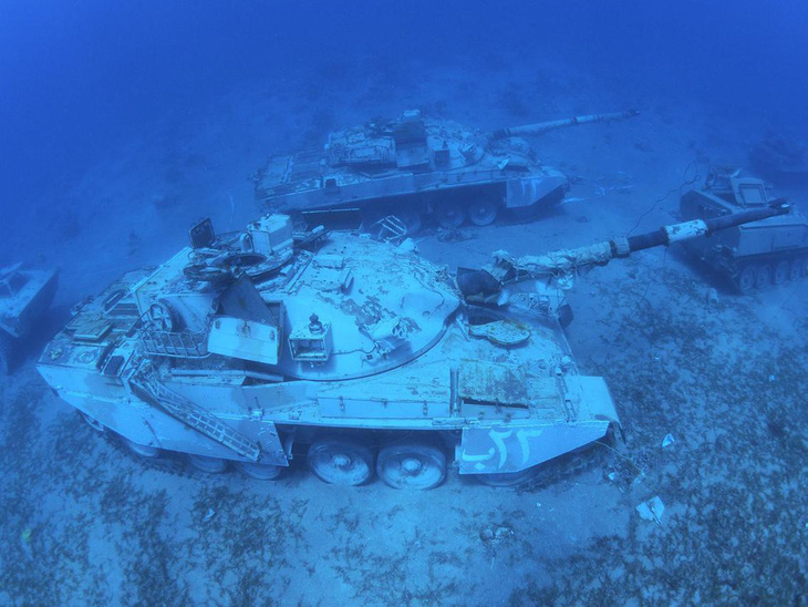 Nhận chìm xe tăng, trực thăng chiến đấu... xuống biển để mở bảo tàng - Ảnh 5.