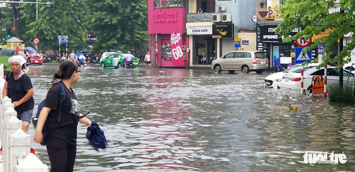 Mưa dông giữa trưa, nhiều tuyến phố Hà Nội ngập sâu nửa mét - Ảnh 8.