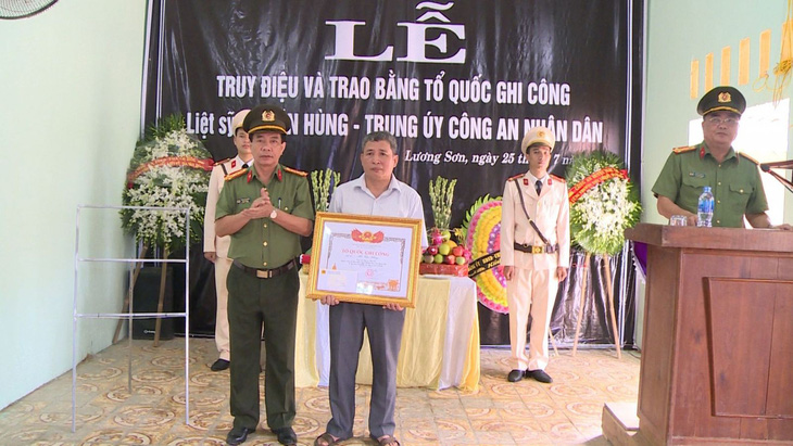 Tặng bằng Tổ quốc ghi công cho trung úy công an quên mình, dũng cảm cứu đồng đội - Ảnh 1.