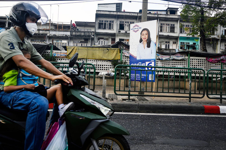 Chạy xe máy trên vỉa hè ở Bangkok sẽ bị phạt 1,4 triệu đồng - Ảnh 1.
