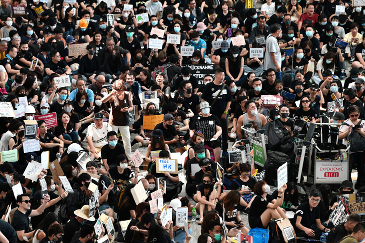 Người biểu tình Hong Kong ra sân bay tuyên truyền cho du khách - Ảnh 2.