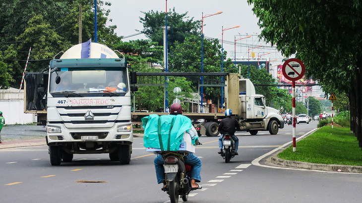 Tai nạn chực chờ trên đường song hành xa lộ Hà Nội - Ảnh 1.