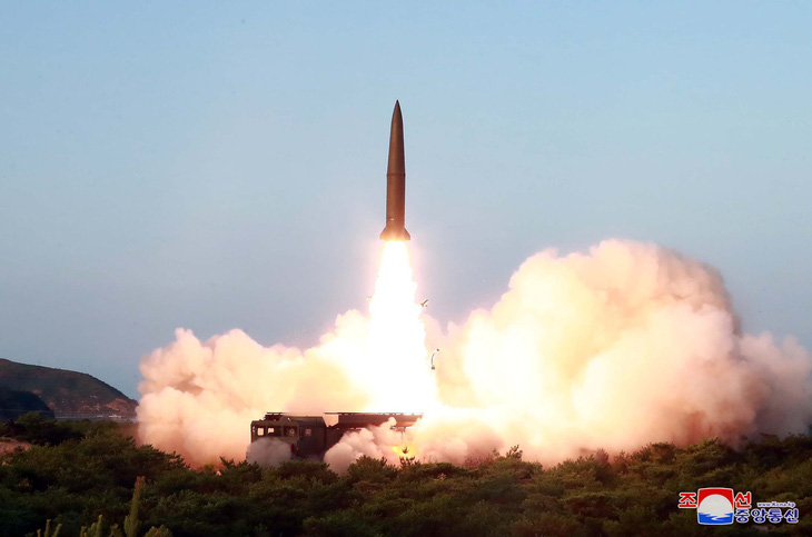 Ông Trump: Triều Tiên phóng tên lửa tầm ngắn và nhiều người cũng có loại này - Ảnh 1.