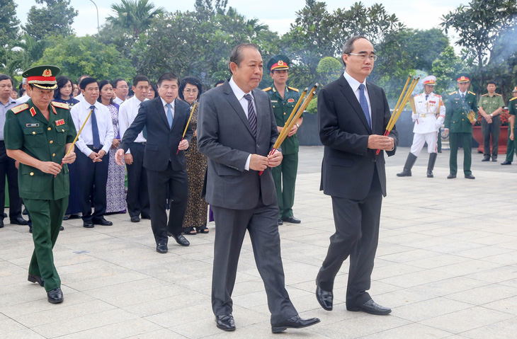 Lãnh đạo TP.HCM dâng hương tại nghĩa trang liệt sĩ TP - Ảnh 2.