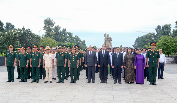 Lãnh đạo TP.HCM dâng hương tại nghĩa trang liệt sĩ TP - Ảnh 1.