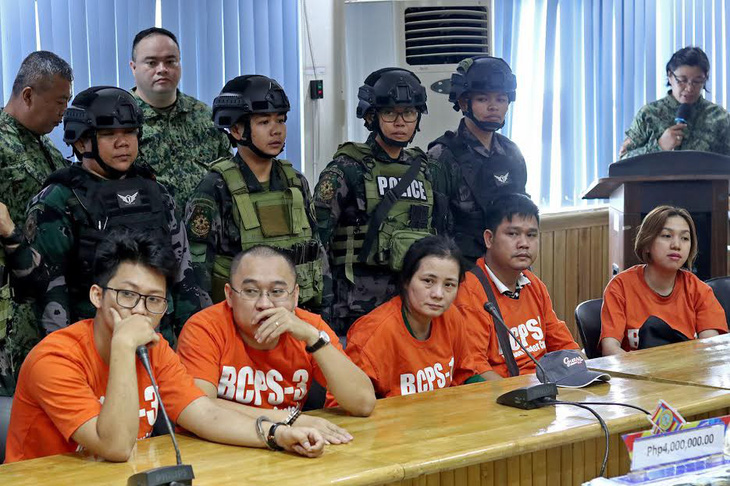 Philippines bắt 5 người Việt nghi vận chuyển lậu trầm hương - Ảnh 1.