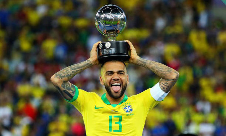 Thất nghiệp, đội trưởng Brazil Dani Alves lên mạng xã hội tìm việc - Ảnh 1.