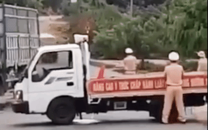 Video: Xe 16 chỗ lao thẳng vào CSGT đang chốt chặn trên đường