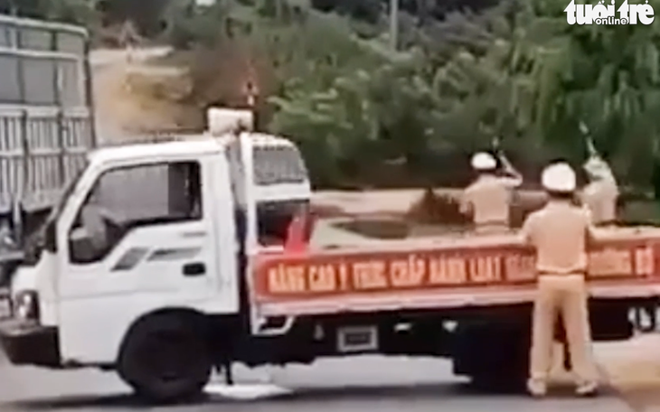 Video: Xe 12 chỗ lao thẳng vào CSGT đang chốt chặn trên đường