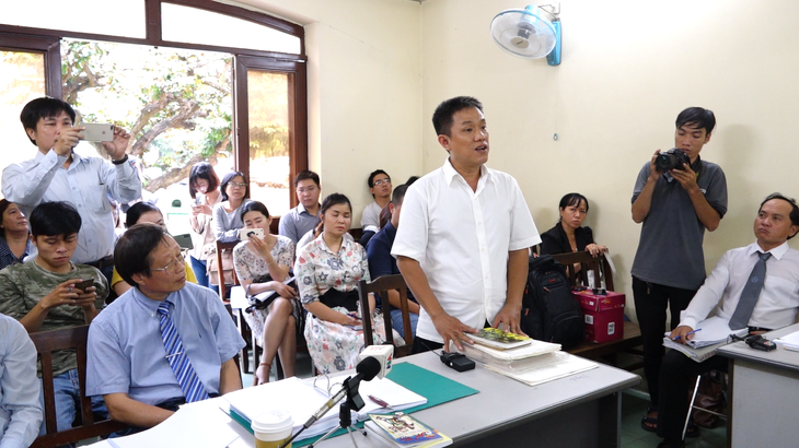 Ông Lê Linh nhập viện, phiên tòa Thần đồng đất Việt tạm hoãn - Ảnh 1.
