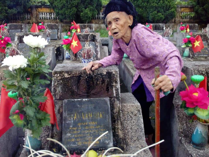Người mẹ liệt sĩ 93 tuổi lần đầu viếng mộ con - Ảnh 3.