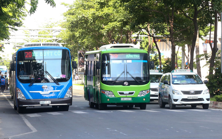 Một ngày trải nghiệm xe buýt Sài Gòn - Ảnh 1.