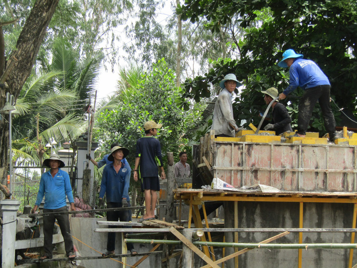 Đội lái xe đặc biệt ở quê nghèo, góp tiền xây cầu, dựng nhà - Ảnh 1.