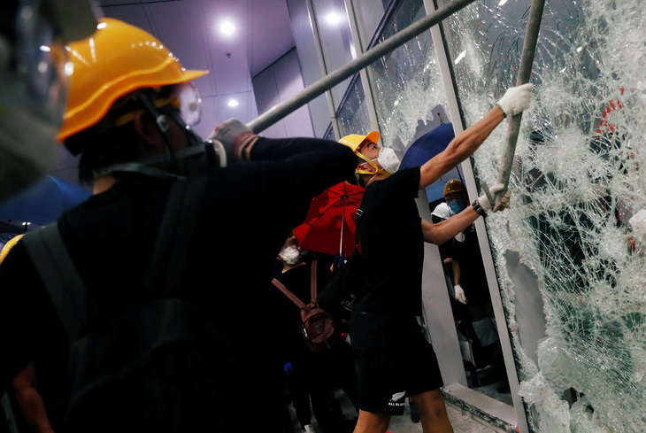 Dư luận Hong Kong chia rẽ sau vụ tấn công Hội đồng lập pháp - Ảnh 1.