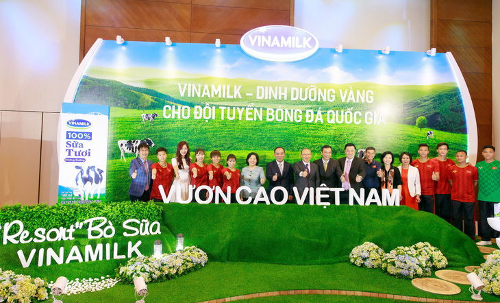 Vinamilk tài trợ chính thức cho các đội tuyển bóng đá quốc gia Việt Nam - Ảnh 2.