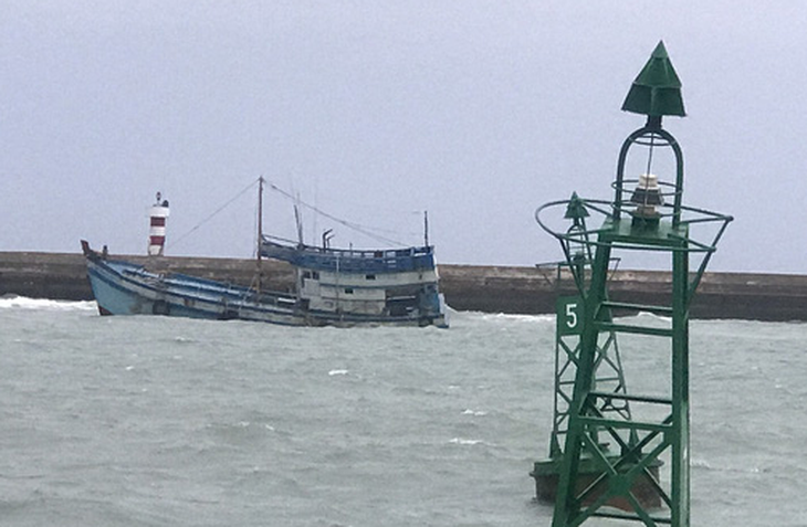 Tàu chở dầu chìm ở Phú Quý: bơm hút thuận lợi, giảm thiểu nguy cơ tràn dầu - Ảnh 1.