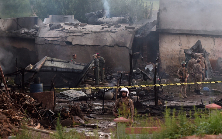 Máy bay quân sự Pakistan rơi trúng khu dân cư, 17 người thiệt mạng