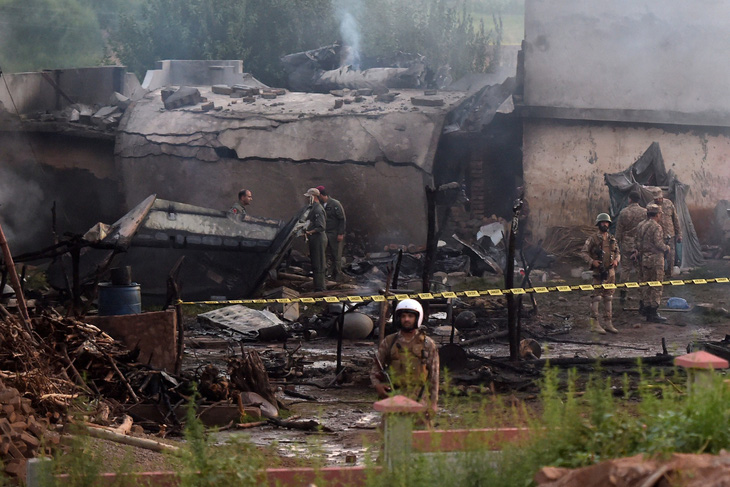 Máy bay quân sự Pakistan rơi trúng khu dân cư, 17 người thiệt mạng - Ảnh 1.