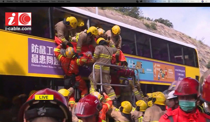 Hai xe buýt đâm nhau trực diện, 77 người bị thương - Ảnh 2.