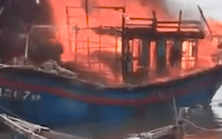 Video: Tàu cá bốc cháy như đuốc bên bờ biển