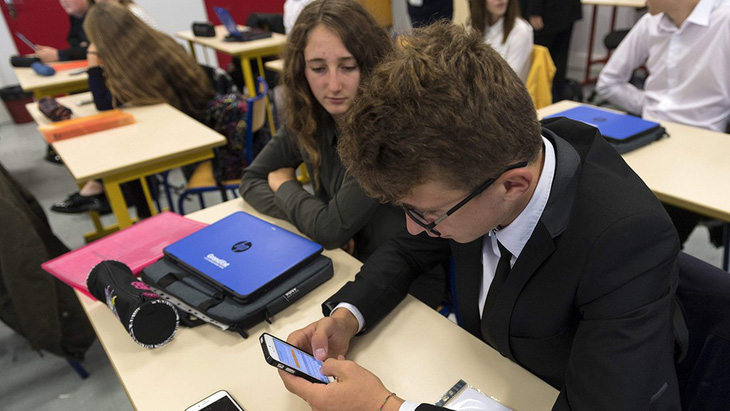 Nhiều nước không ủng hộ học sinh mang smartphone đến trường - Ảnh 1.