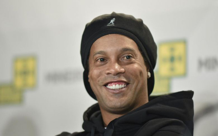 Ronaldinho bị niêm phong tài sản