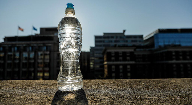 Chai nhựa có thể trở nên không an toàn nếu bị để ngoài trời nóng - Ảnh 1.