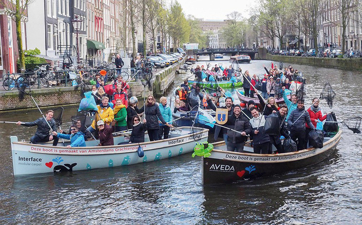 Độc đáo du lịch trên kênh và "câu" rác thải nhựa ở Hà Lan