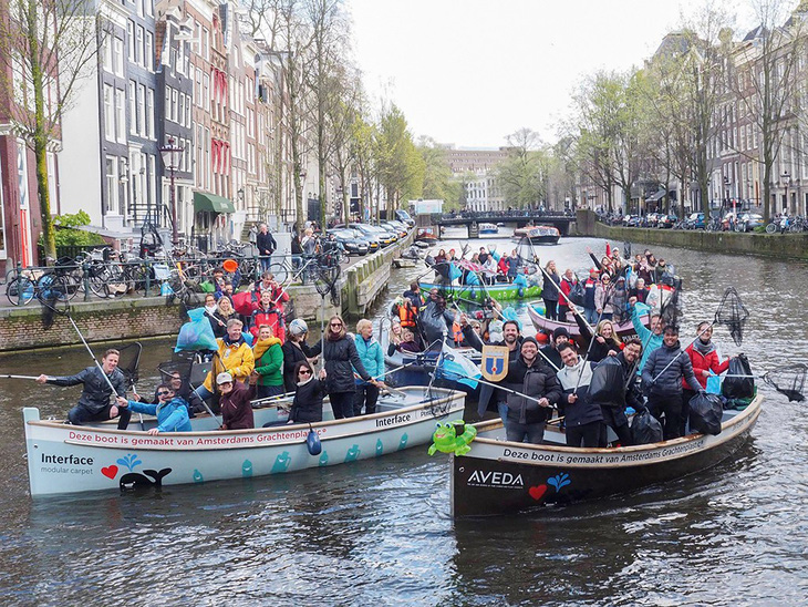Độc đáo du lịch trên kênh và câu rác thải nhựa ở Hà Lan - Ảnh 1.