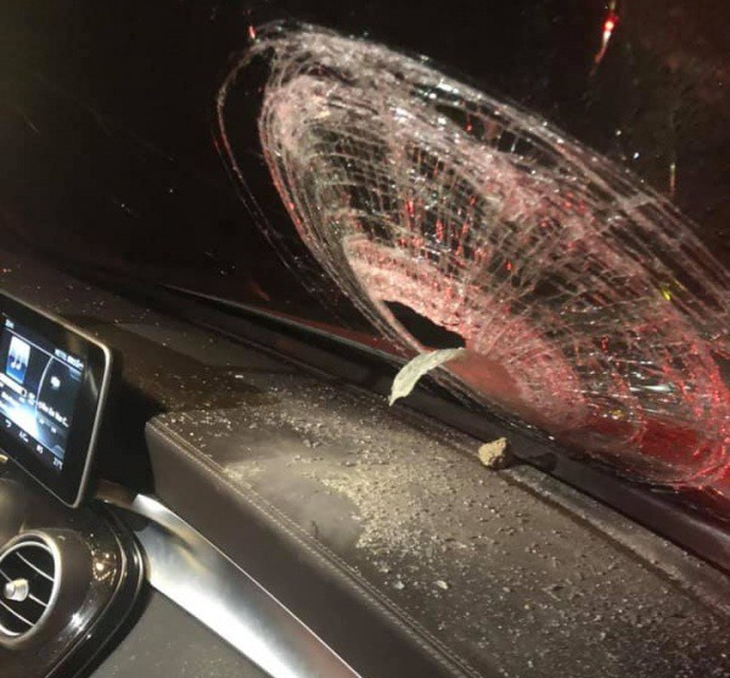 Ném đá vào ôtô trên cao tốc Hà Nội - Thái Nguyên khiến hành khách bị thương - Ảnh 2.