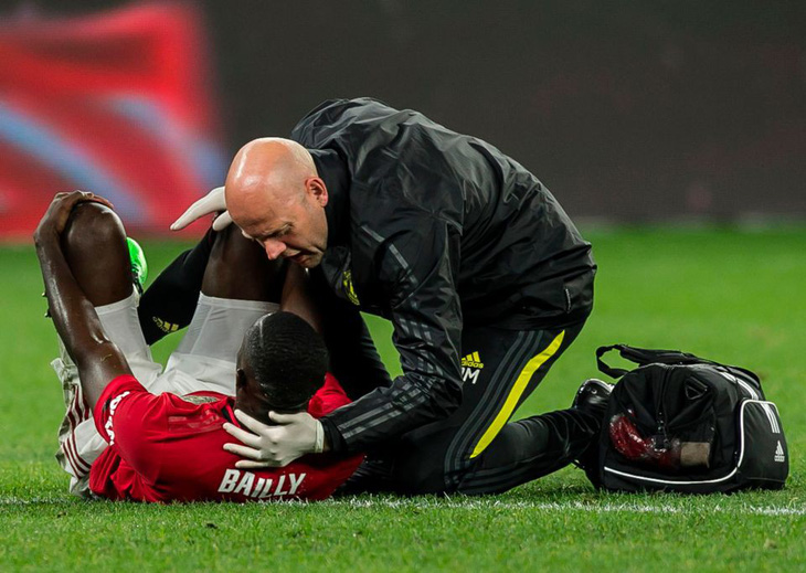 M.U nhận hung tin: trung vệ Bailly nghỉ thi đấu hết năm 2019 vì chấn thương - Ảnh 1.