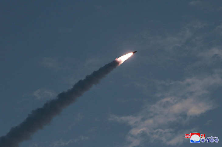 Hàn Quốc xác nhận Triều Tiên phóng 2 tên lửa đạn đạo tầm ngắn, bay 250km - Ảnh 1.
