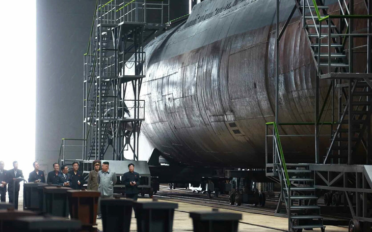 Tàu ngầm mới của Triều Tiên mang được 3 tên lửa đạn đạo xuyên lục địa?