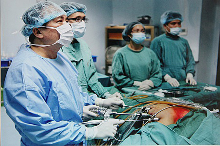 Trao chứng nhận kỷ lục Việt Nam cho bác sĩ Việt có trên 320 học trò ngoại quốc - Ảnh 1.