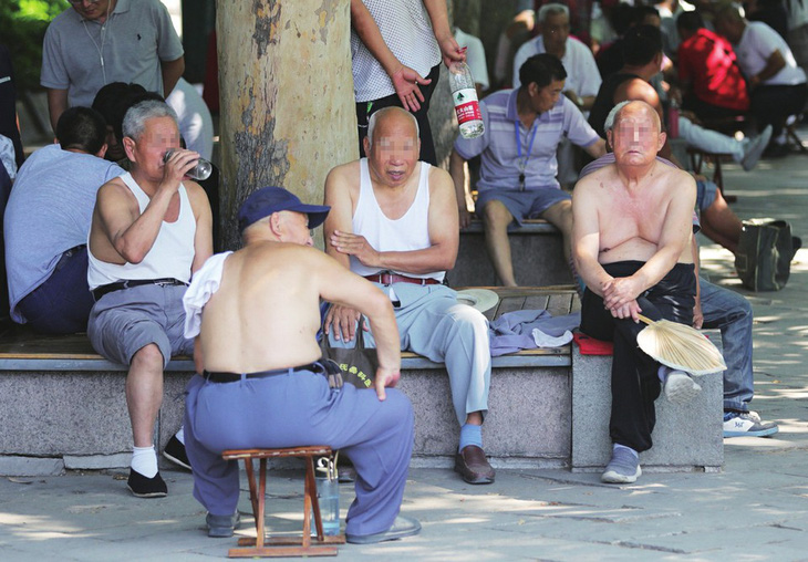 Tế Nam yêu cầu đàn ông không bikini Bắc Kinh, hở bụng, lòi rốn - Ảnh 1.