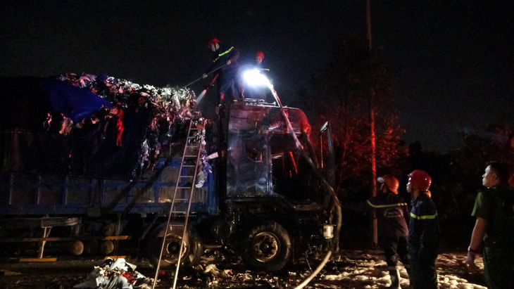 Xe tải bất ngờ bốc cháy dữ dội trong đêm trên đường Võ Chí Công - Ảnh 2.