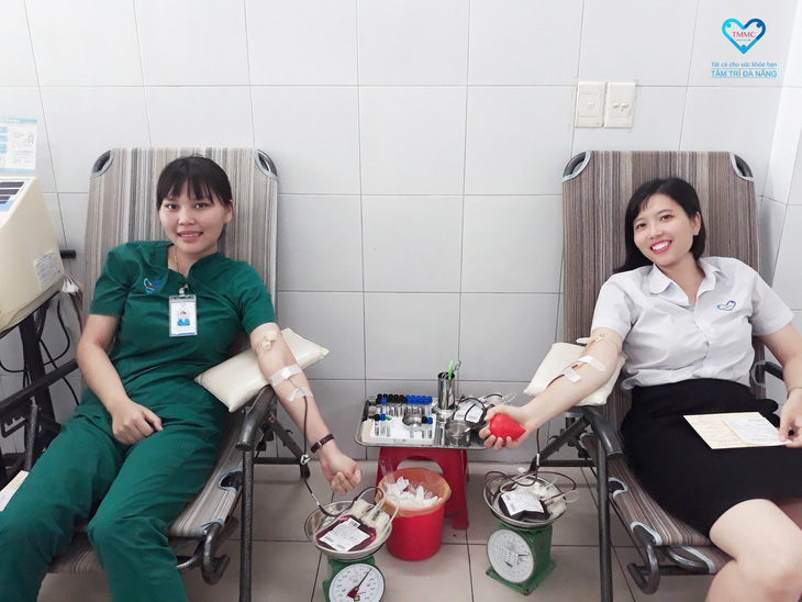 Nhân viên bệnh viện hiến máu cứu bệnh nhân - Ảnh 2.