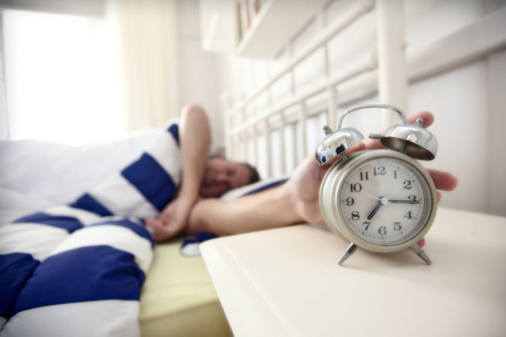 Ngủ nướng vài phút khiến cả não và cơ thể bị rối giữa thức và ngủ - Ảnh 1.