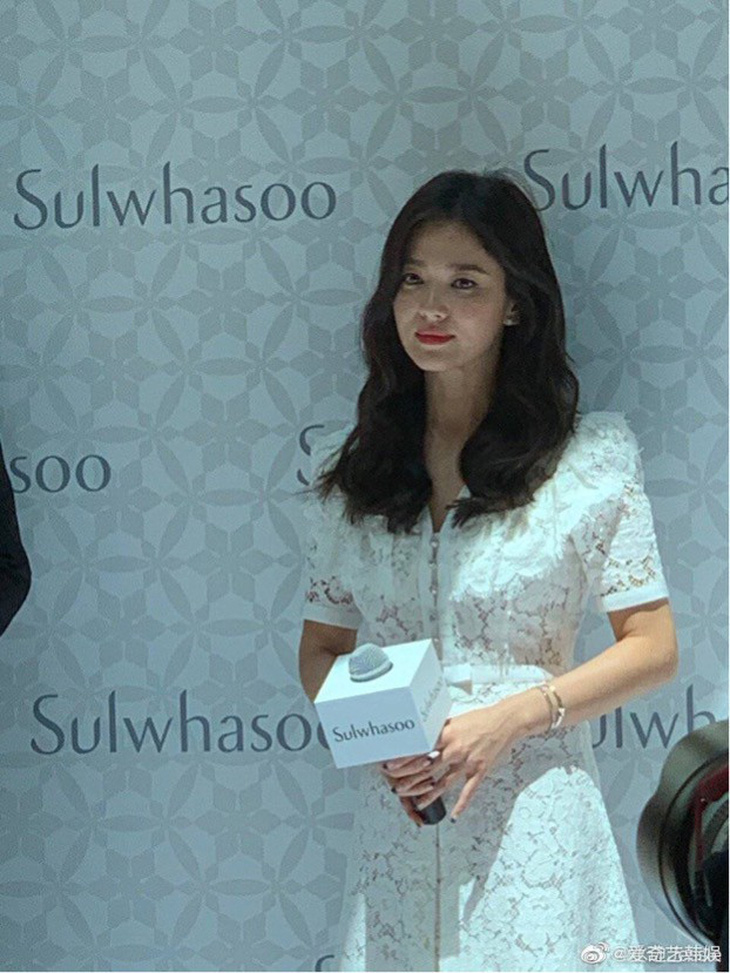 Fan Trung Quốc kéo đến sự kiện Song Hye Kyo xuất hiện sau tin ly hôn - Ảnh 4.