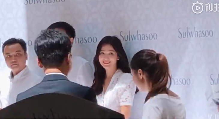 Fan Trung Quốc kéo đến sự kiện Song Hye Kyo xuất hiện sau tin ly hôn - Ảnh 1.
