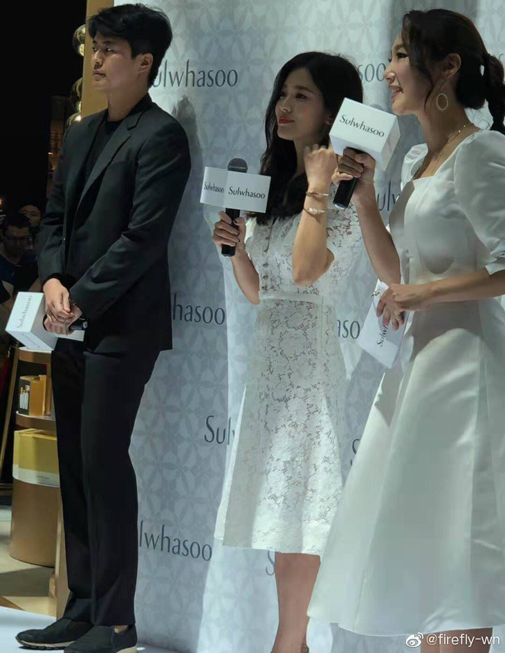 Fan Trung Quốc kéo đến sự kiện Song Hye Kyo xuất hiện sau tin ly hôn - Ảnh 5.