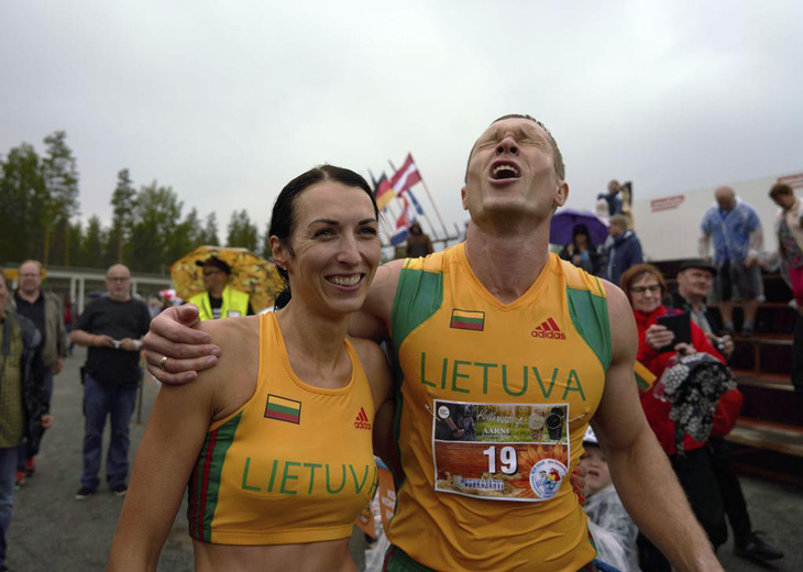 Cặp đôi Litva chiến thắng giải vô địch cõng vợ thế giới - Ảnh 3.