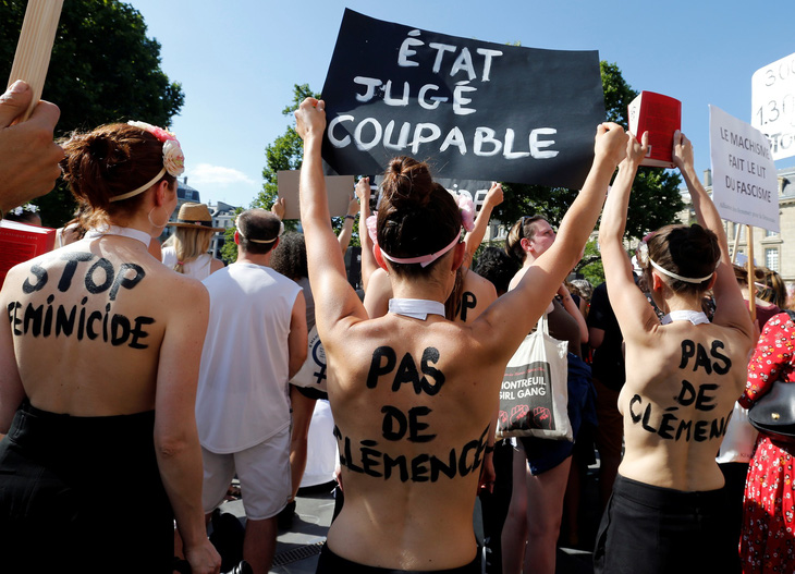 Phụ nữ Pháp biểu tình Ngừng giết hại phụ nữ - Ảnh 1.