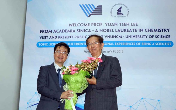 Giáo sư Đài Loan đoạt giải Nobel mặc một áo vest cũ suốt 25 năm - Ảnh 1.