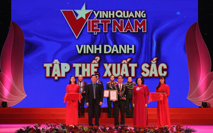 Cầu thủ Quang Hải, doanh nhân Johnathan Hạnh Nguyễn được vinh danh 